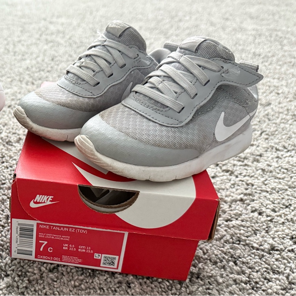 Nike Kids Sneakers in Light Gray and White